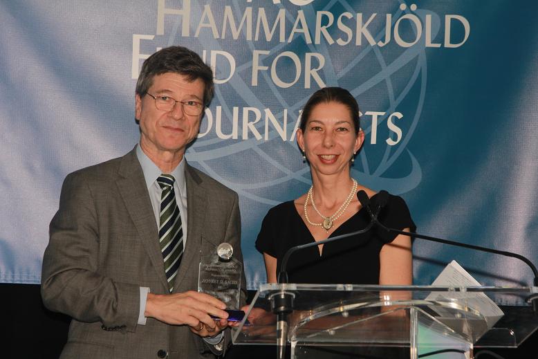Seana Magee of Kyodo News and Fund treasurer presenting Dr. Jeffrey Sachs with the Dag Hammarskjöld Inspiration Award